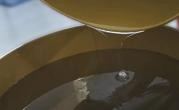 什么原因?qū)е履＞吖枘z冒油？