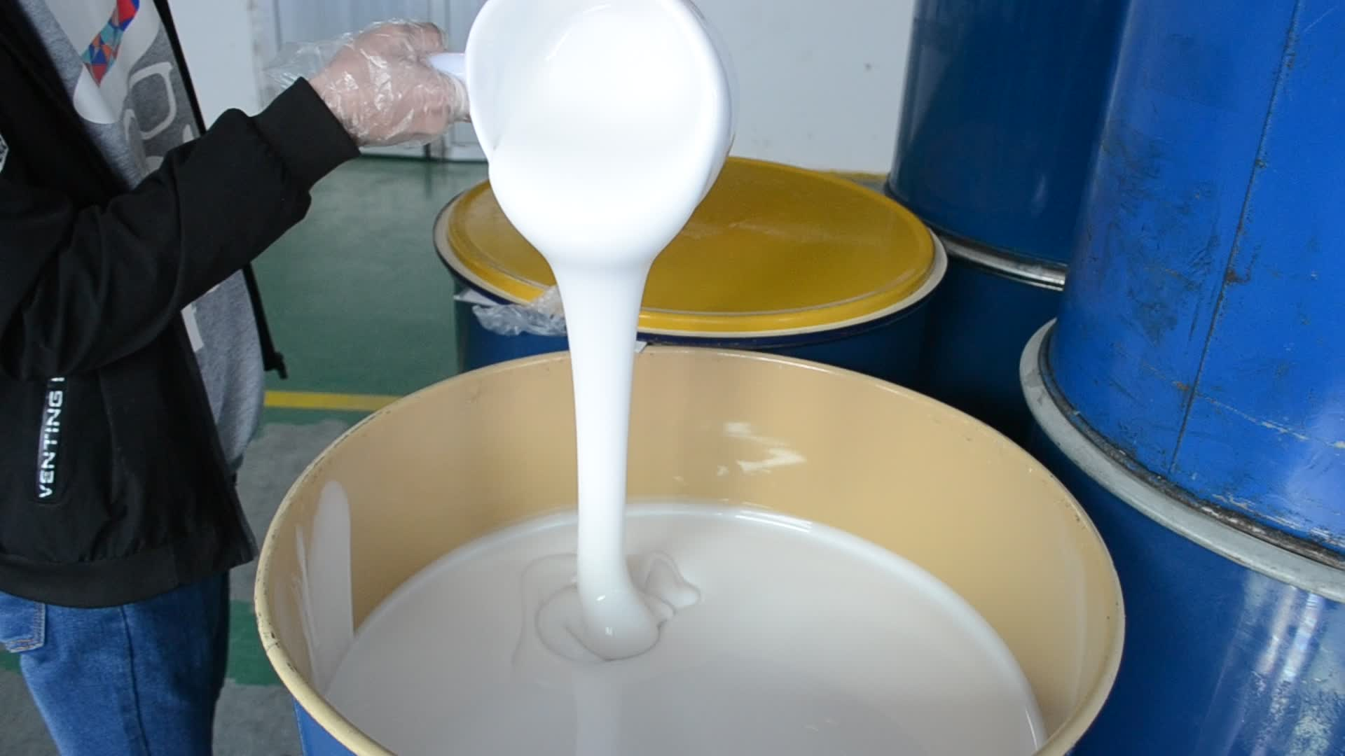 選購模具硅膠如何適應(yīng)小批量與大批量生產(chǎn)的靈活需求？